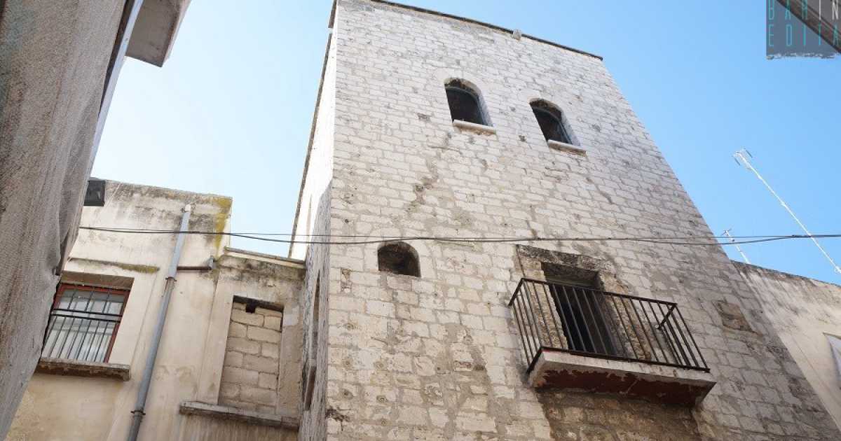 Le "case-torri" di Bari: antiche e inutilizzate, ma il ministero ne mette in affitto una